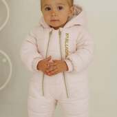 💗 Douceur & élégance signées KARL 💗
Cette combinaison Karl Lagerfeld Kids enveloppe bébé de chaleur tout en restant chic.
Un essentiel pour affronter l’hiver avec style ❄️✨

🛍️ Disponible en boutique & sur www.fideleauxmarques.fr

#KarlLagerfeldKids #FideleauxMarques #ModeBébé #LookFille #kidsfashion