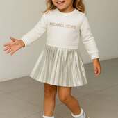 🌟 Sourire, éclat et douceur 🌟
Craquez pour la robe plissée Michael Kors — le chic confortable pour toutes les petites occasions 💫

Disponible en boutique et sur www.fideleauxmarques.fr 👗

#ModeEnfant #MichaelKorsKids #FideleAuxMarques #LookFille #ChicEnfant #KidsStyle #minifashionista